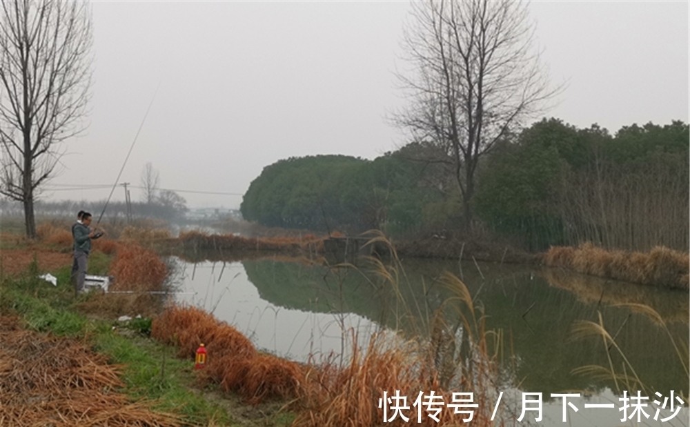 冬季钓鱼,始终不发窝不是天冷,打窝聚鱼遵守5大要点,连竿不断