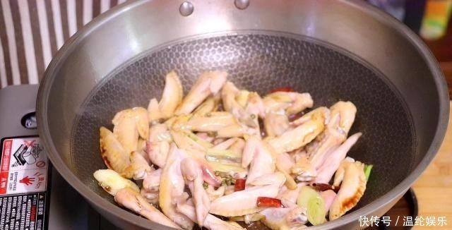 “鸡翅尖”最好吃的做法,颜色红亮,酱汁浓郁,吃着很有乐趣