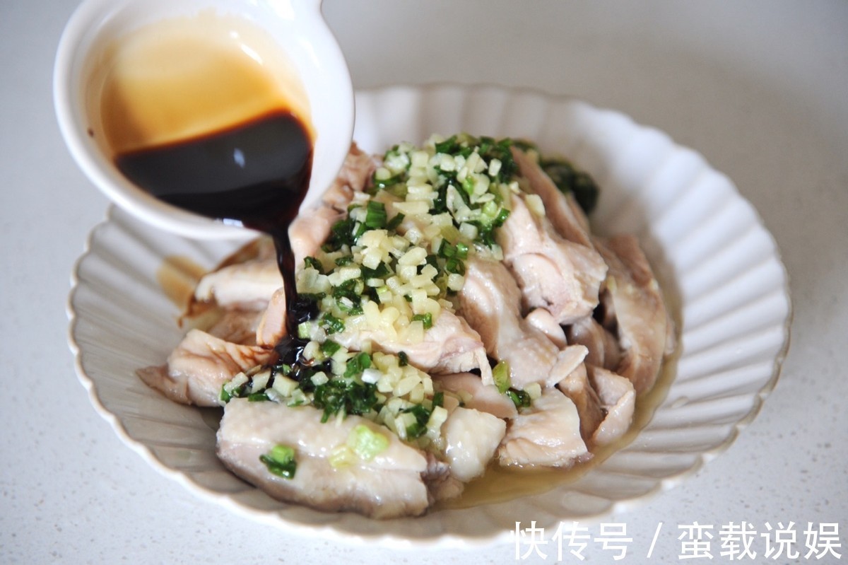 入味|懒人版葱油鸡的做法,鲜嫩入味,葱香味四溢,咬一口就爱上的味道