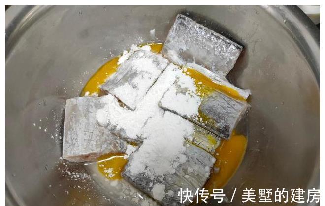 带鱼|煎带鱼时，别再放面粉了，教你多加2味，带鱼外酥里嫩