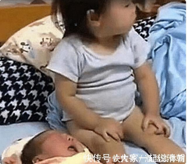 姐姐|两岁姐姐被三个月弟弟吵醒,见妈妈没在,随后姐姐的做法令人泪目