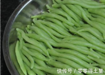 秋天要多吃这个菜,不用炒不凉拌上锅蒸一蒸,上桌汤汁都不剩!