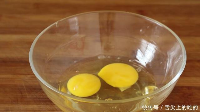 洋葱|鸡蛋别再煮着吃,学会这个简单做法,饭店吃不到,越吃越过瘾