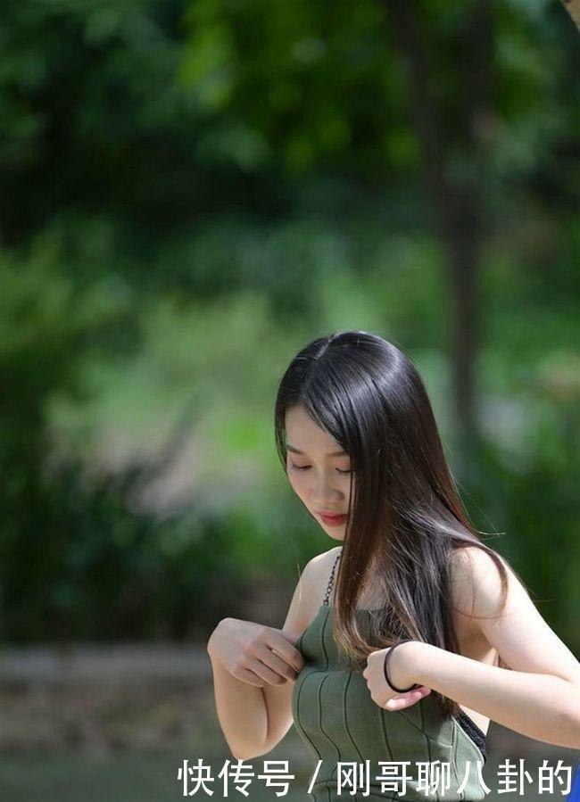 紧身裤|美女身穿黑色连衣裙,身材不好的人还真不敢穿