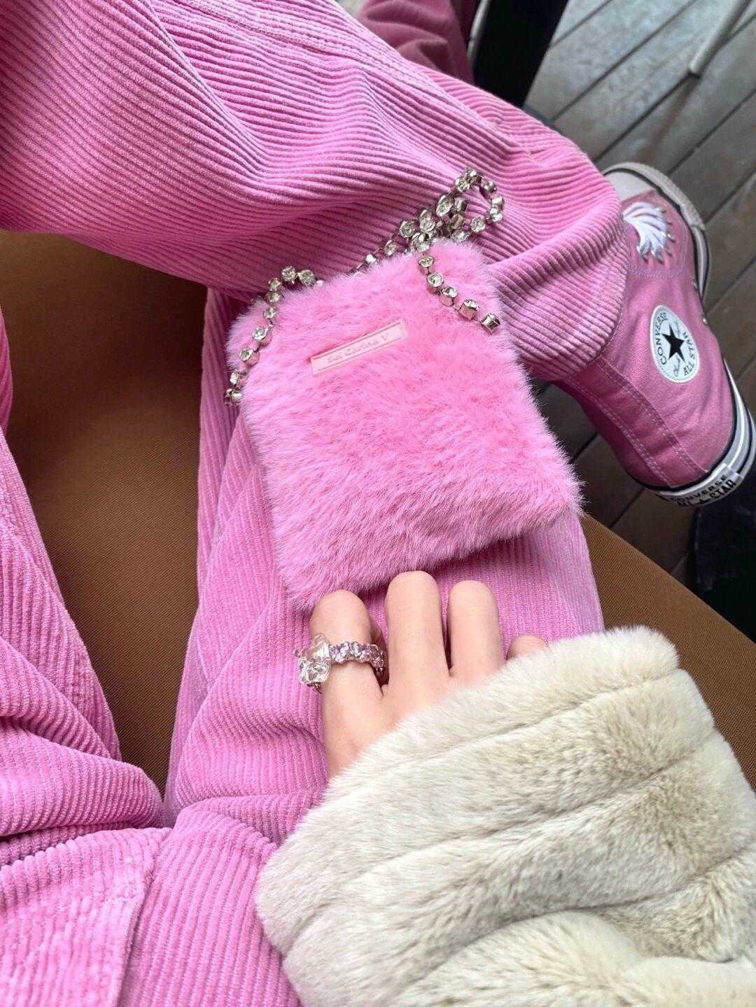 面料 适合冬天选择的粉色单品有很多,码住这“四”款,是真的很时髦