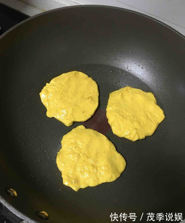 南瓜饼别炸着吃了,教你新做法,不用油炸,香甜软糯,孩子爱吃