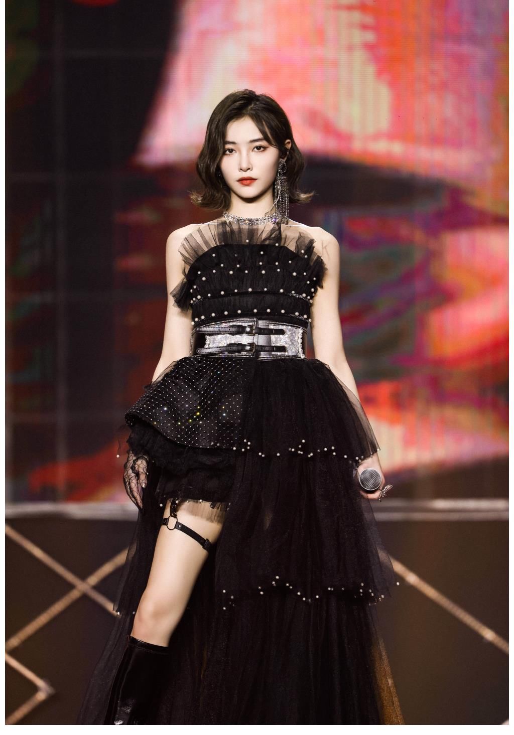 许佳琪的舞台照,爱看一些自信又吸引的美女