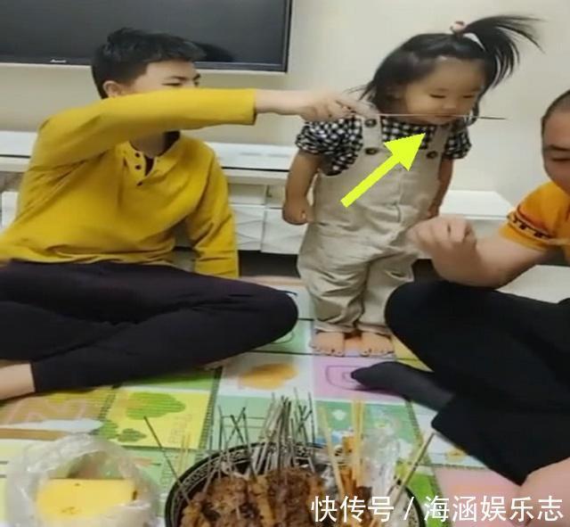 烧烤|爸爸和哥哥吃烧烤,妹妹只能站在一边舔签子,混的最惨的二胎
