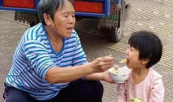 身边人|孩子经常被父母“喂饭”,潜藏隐患真不少,第一个伤害的就是脾胃