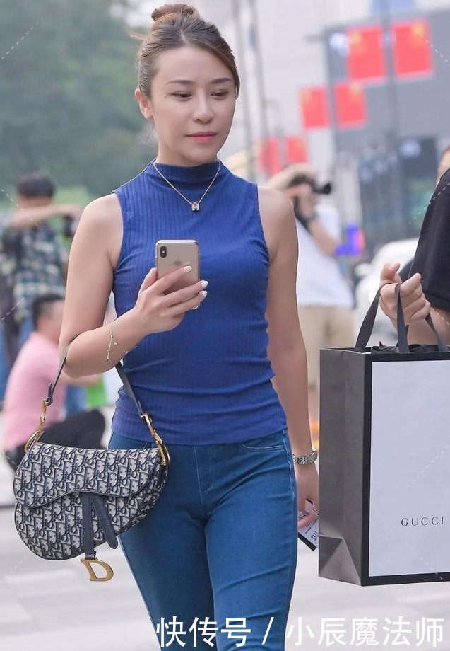 飘逸|蓝色针织上衣搭配牛仔裤,成熟稳重,飘逸美丽