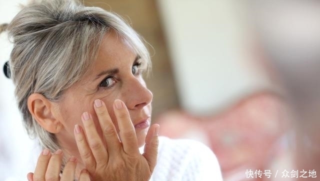 女人老没老，从这4点就能看出来，学会自律，才能守住年龄的秘密