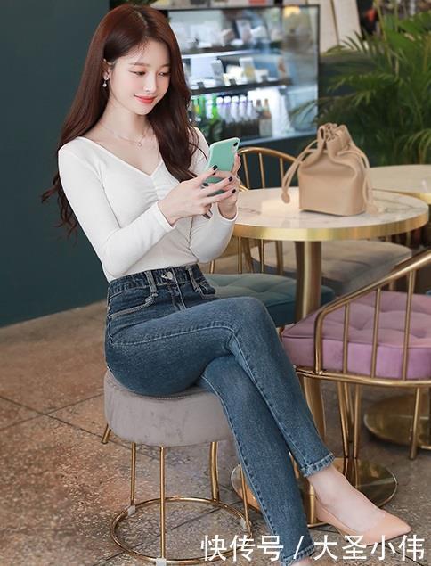 美女街拍美女白色的打底衫搭牛仔裤,摩登前卫,气质十足