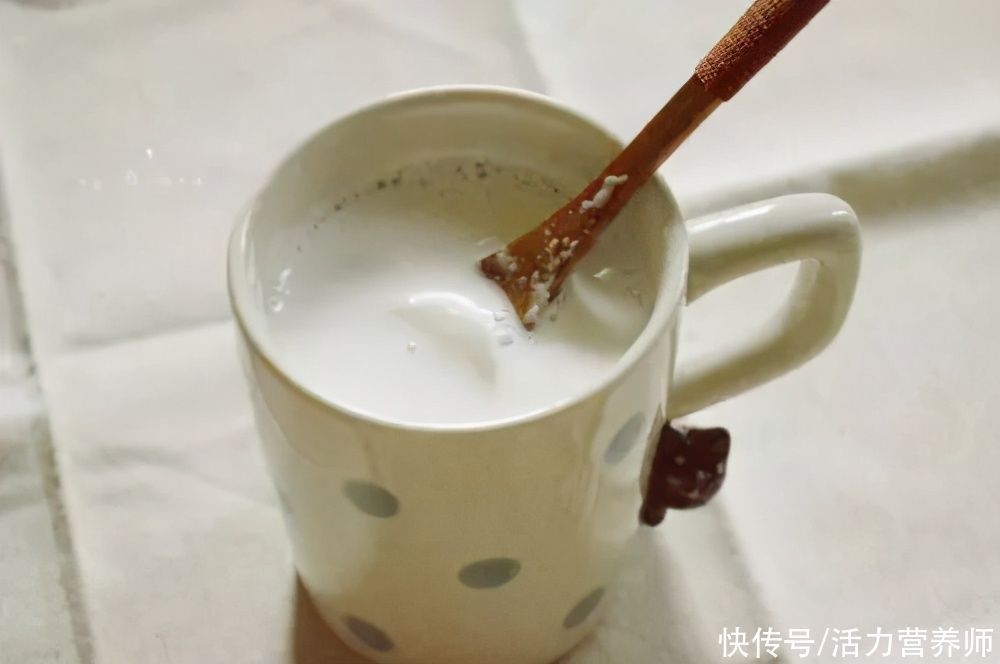 骨松质|人到中老年,预防骨质疏松多吃1种“零食”,关节不疼骨骼好