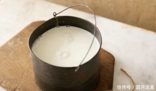 牛奶是早上喝还是晚上喝，效果大不一样，别再盲目乱喝了
