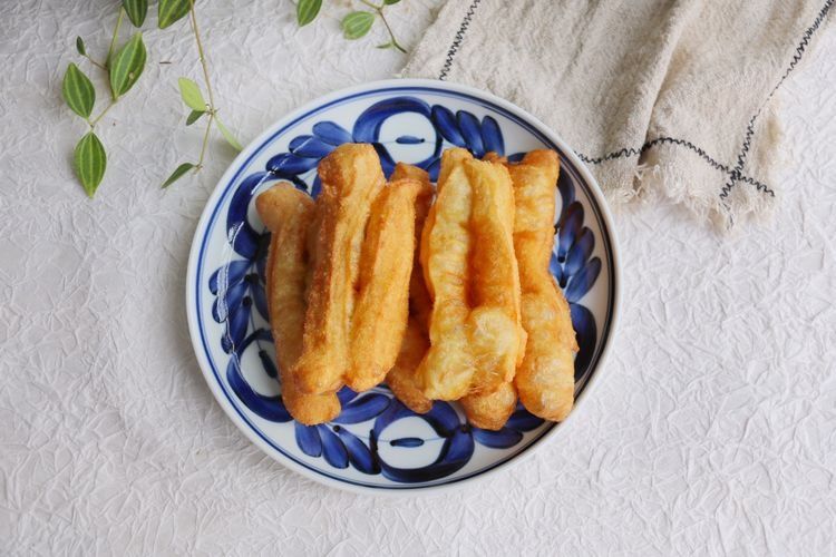 想吃油条不用出去买，自己在家也能做，蓬松酥脆还省钱