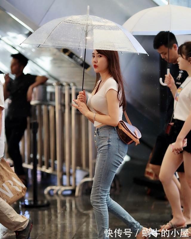 l一条充满热情的深沉瑜伽裤,随性潮流又显俏皮可爱,秀出美腿