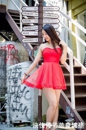 小姐姐|街拍 图3小姐姐抹胸超短裙,长发披肩婉如美丽性感的公主