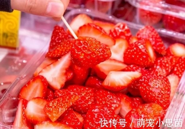 羞耻|花3元吃海底捞，奶奶带娃吃凉菜、水果到饱：养废孩子的捷径