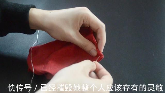 缝纫|穿破的袜子不要扔,简单剪一刀,旧袜子变得和新的一样,太实用了