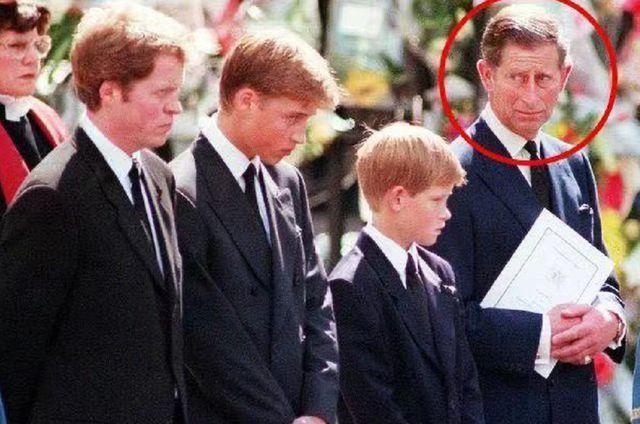 睡着|有妈的孩子像块宝:70岁查尔斯看球睡着,92岁女王微笑不忍叫醒他