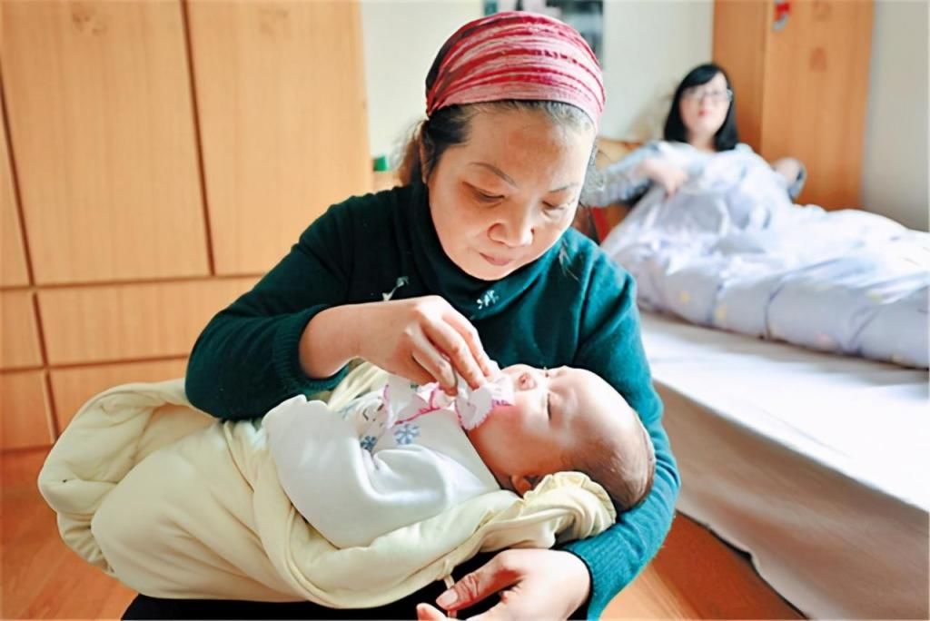 儿科医生|宝宝抱着好,还是躺着好?婆婆儿媳起争执,儿科医生:尽量躺着