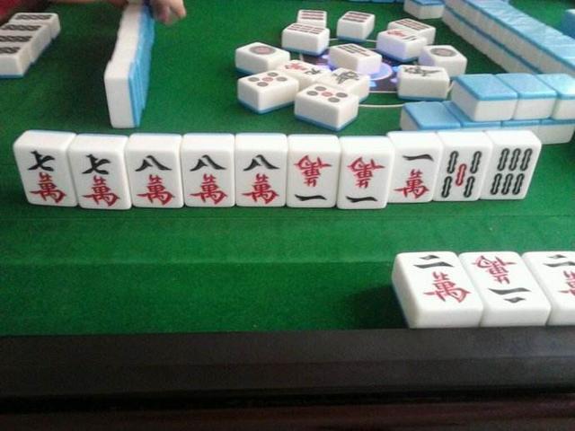 小花|5岁女儿被关在家里,妈妈外出打麻将,回家后被气得差点吐出血!