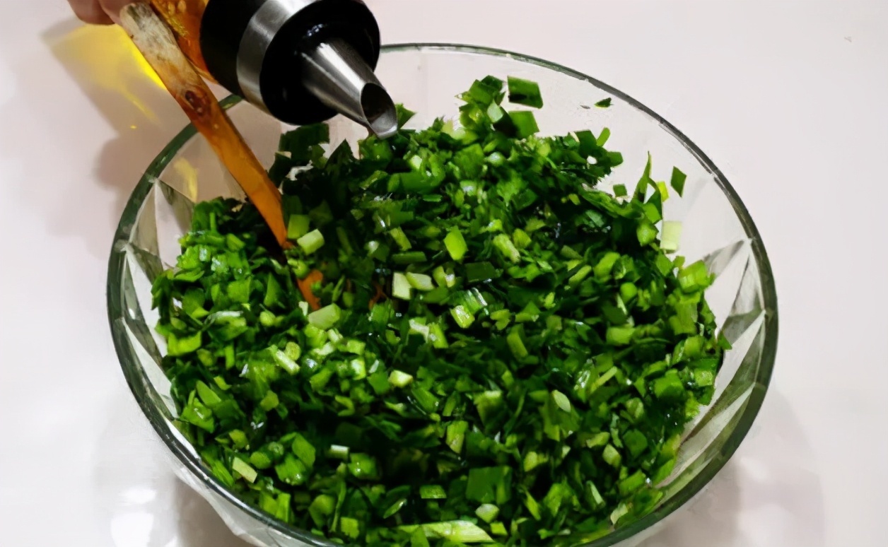 调韭菜馅，调料牢记“2放2不放”，韭菜翠绿不出水，鲜味足，好吃