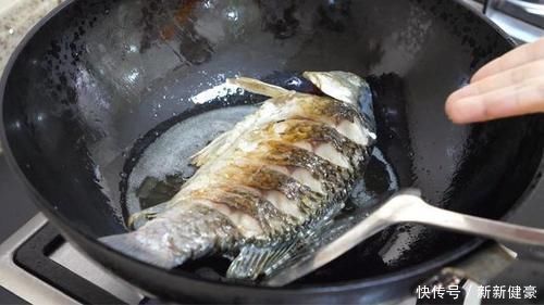 不粘|煎鱼时，只放油是不对的，多加这样“东西”，鱼皮完整还不粘锅