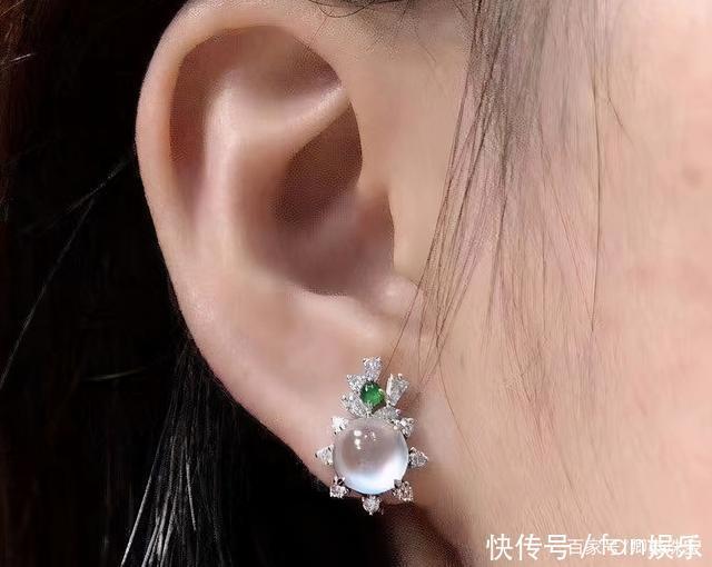 风情|翡翠耳环——少女风格的耳环,点缀出微微一露的风情