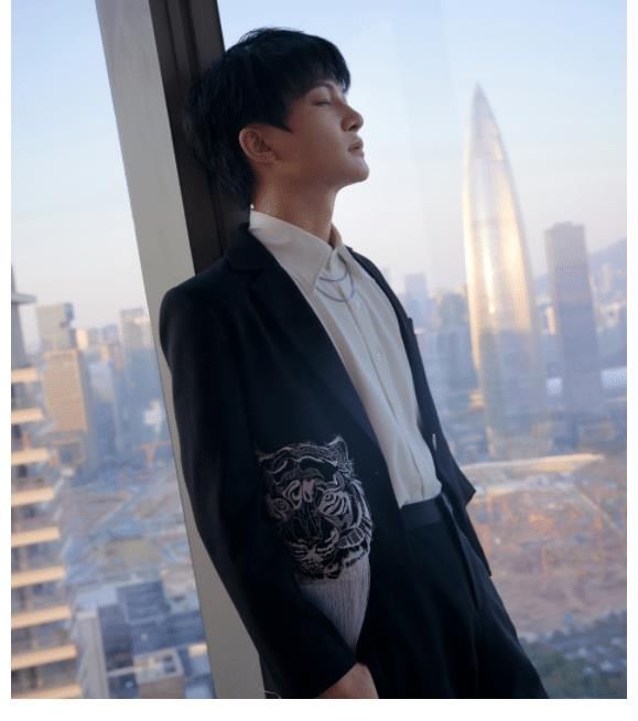 周深带着年度最温暖治愈的《说声你好》来了，用心聆听他给的幸福