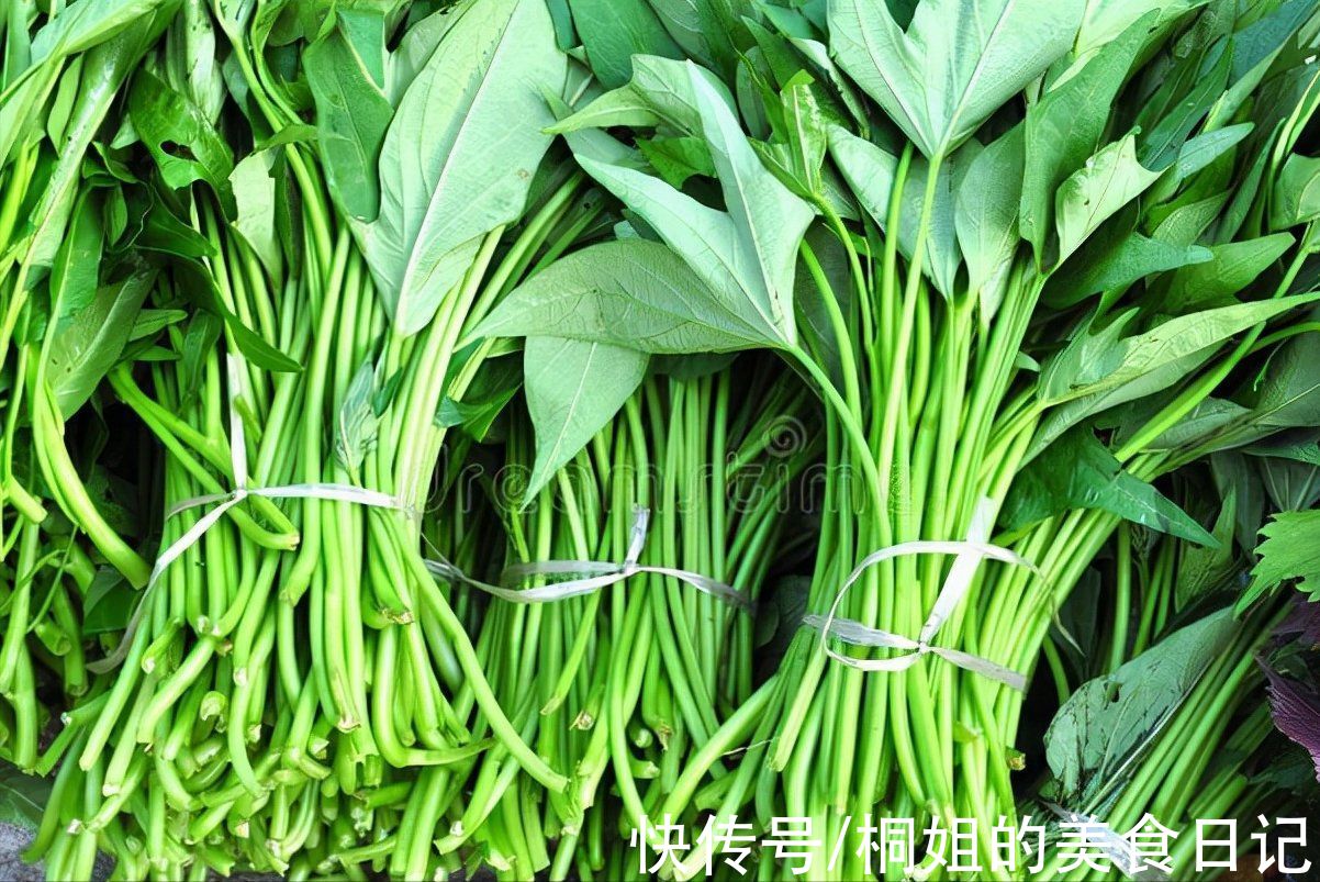 红薯叶|炒红薯叶有窍门，不能直接下锅炒，谨记1个秘诀，出锅爽脆不发黑