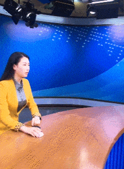 |搞笑GIF:太软了 妹子这腿是假的吧