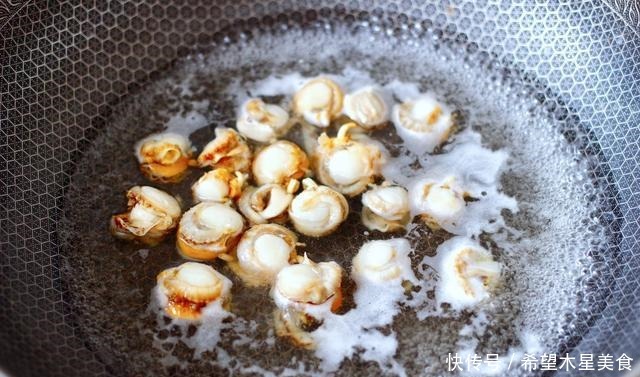 扇贝肉|冬天就爱这一锅,海鲜木耳豆腐羹,鲜香清淡又营养,常吃吃不够