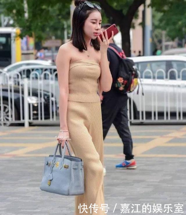 高跟凉鞋|展现女生魅力的包臀裙，搭配一件修身抹胸，展现完美好身材
