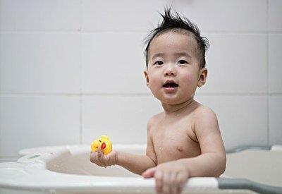 女浴室|爸爸“被迫式”带娃洗澡,拎领子大飞脚,网友:不用看肯定是儿子