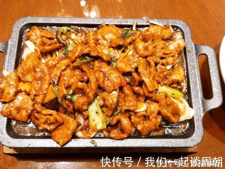 中午请老丈人一家吃饭，8个人花了1500元，老丈人太破费了