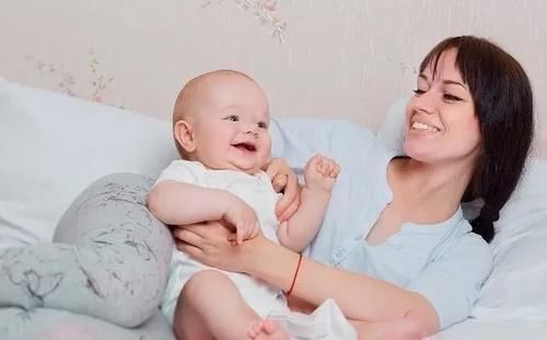 脚底板|给新生儿换尿不湿时,留心这3个习惯,可能会影响孩子脊椎的发育