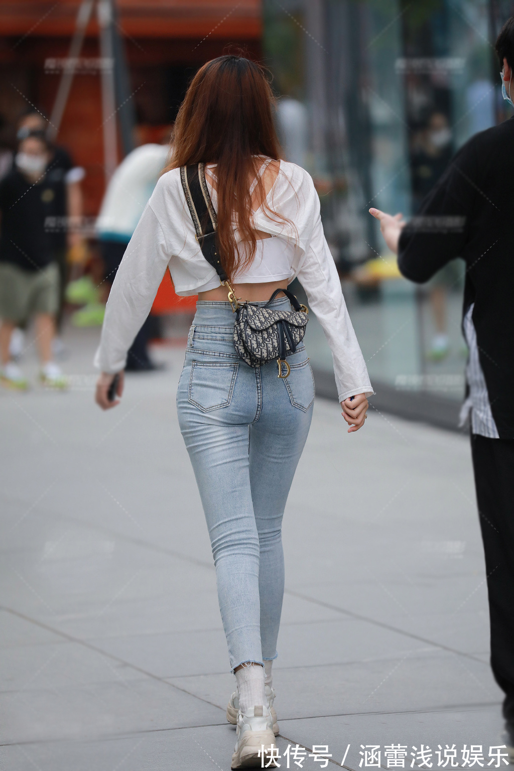 小姐姐 初秋,清新又显高挑的穿搭,短款上衣配高腰牛仔裤