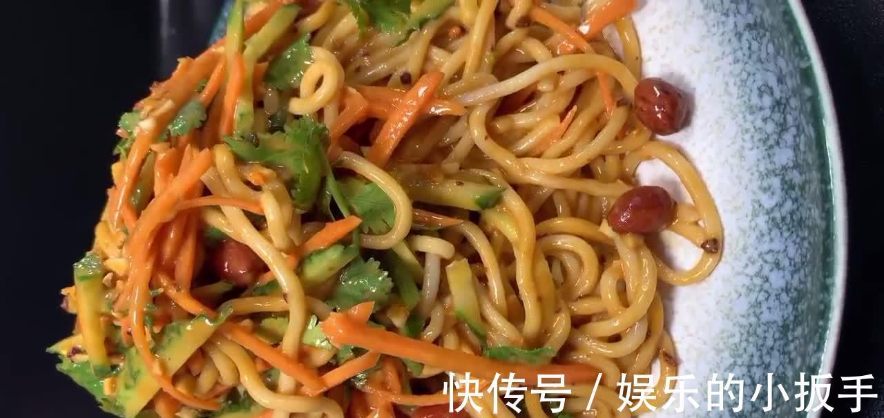 凉拌面的做法,凉拌汁酸辣开胃,面条劲道爽滑,怎么都吃不腻