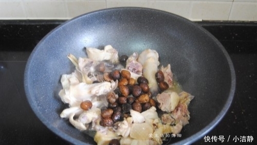 炖鸡汤时，不要直接下锅炖，多加这一步，鸡汤鲜味十足，好喝不腻