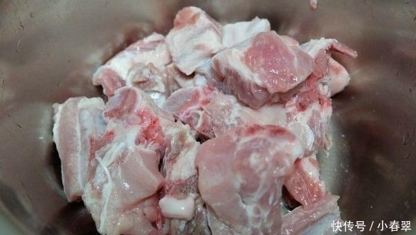时别|炖排骨时别浪费,锅里可以蒸花卷,咬一口满嘴排骨香