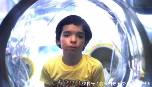 男孩|住在“泡泡”里的男孩,12岁才第一次碰到妈妈,他的经历令人泪目