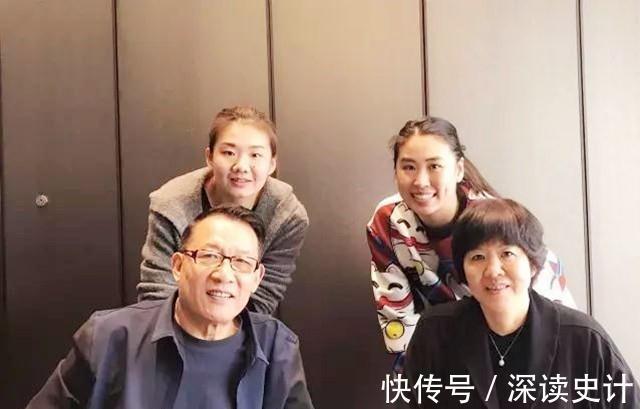 异母弟弟|郎平女儿与异母弟弟聚餐！父亲为了照顾她15年未娶，60岁二婚生子
