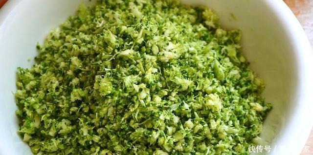 西兰花我家从不炒着吃,配上2两虾,咸鲜可口,每次米饭不够吃