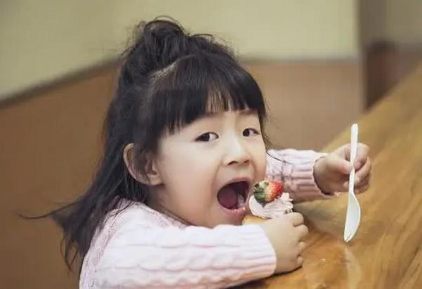 医生|吃一口等同于吃5个塑料袋，很多父母却还在给孩子吃，医生很无奈
