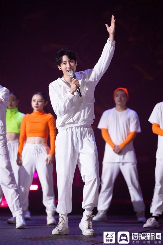 麦亨利|麦亨利《披荆斩棘的哥哥》一公火热上线 单手翻跟头开场秀炸翻众人