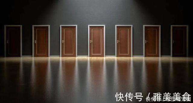 墙面|灰色地砖，配什么颜色的房门选择正确了，装修更大气
