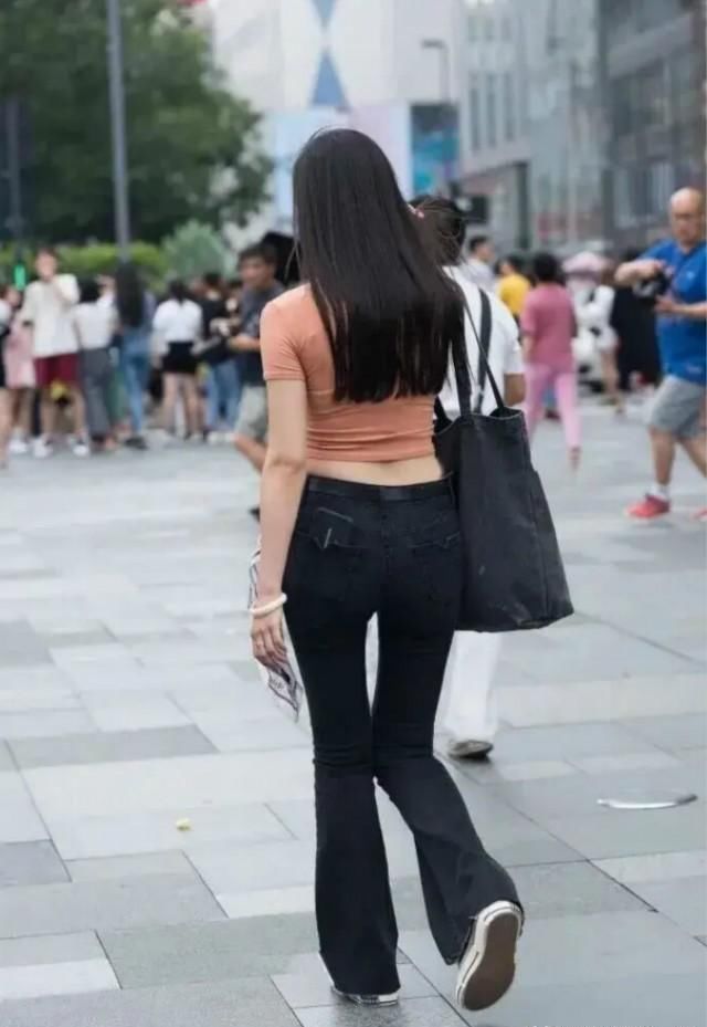 时髦|“喇叭裤”再次崛起,时髦显瘦又吸睛,承载了中年女士的青春