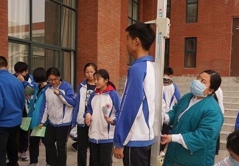 骨骺线|孩子骨骺线闭合前,会有3个变化,家长做好2点,孩子多长8公分