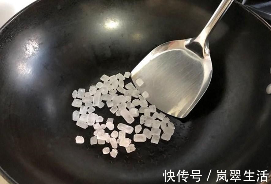 炒糖色时,冰糖直接下锅炒是大忌!多加这1步,糖色不发苦更红亮